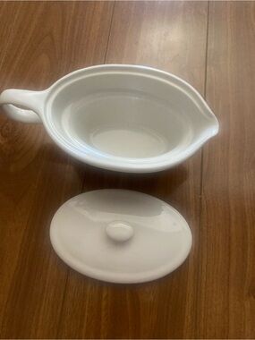 White Ceramic Sauceboat with Lid - Home Kitchen Food Storage
